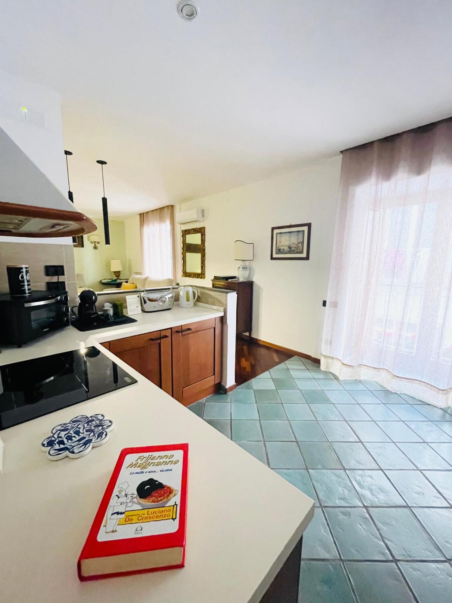 Re Gallo Luxury Apartment Plebiscito In Via Chiaia Nápoly Kültér fotó