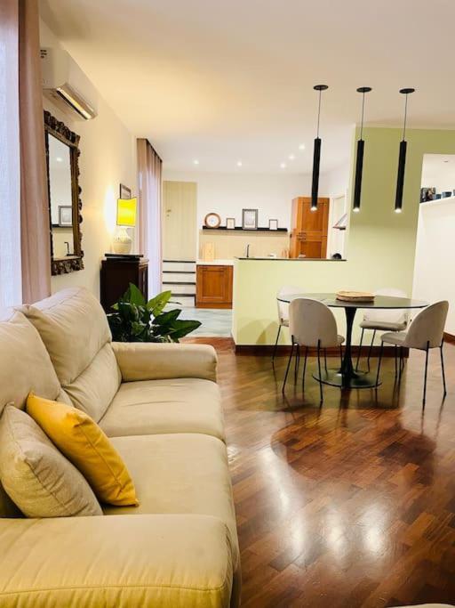 Re Gallo Luxury Apartment Plebiscito In Via Chiaia Nápoly Kültér fotó