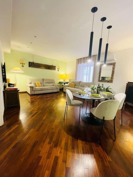 Re Gallo Luxury Apartment Plebiscito In Via Chiaia Nápoly Kültér fotó