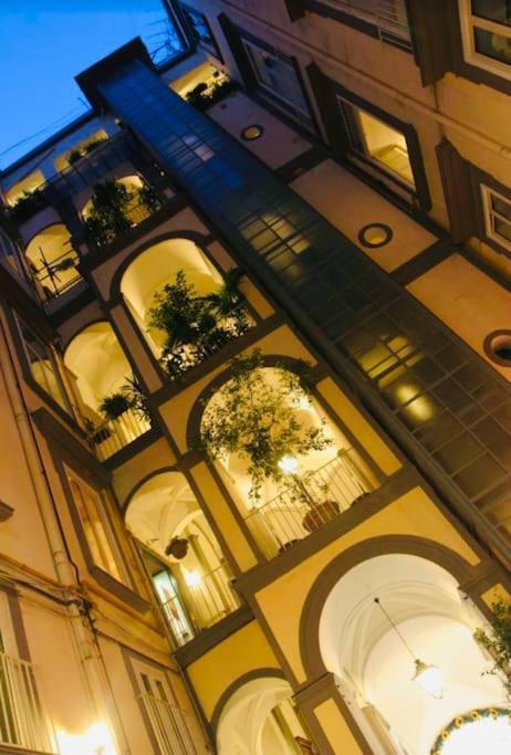 Re Gallo Luxury Apartment Plebiscito In Via Chiaia Nápoly Kültér fotó